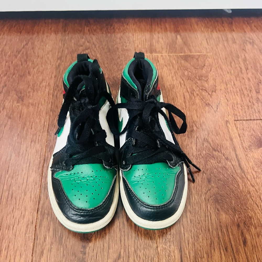 Nike Kids Black and Green Sneakers - Picture 7 of 7